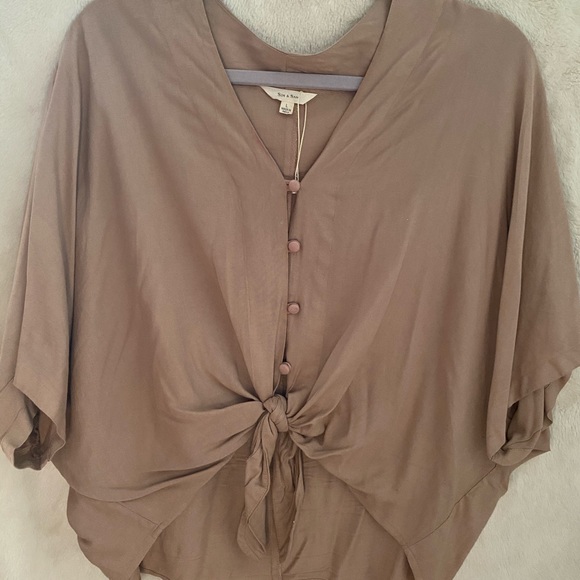 Cute button down top that ties in the front. - Picture 1 of 2